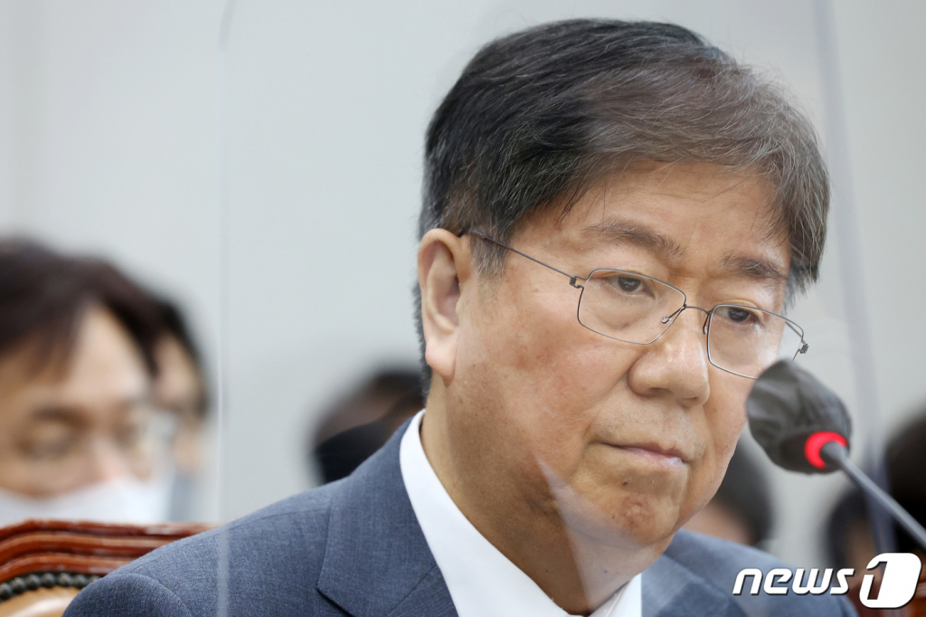 (서울=뉴스1) 조태형 기자 = 김대기 대통령 비서실장이 8일 서울 여의도 국회에서 열린 운영위원회의 대통령비서실·국가안보실·대통령 경호처에 대한 국정감사에서 의원 질의를 경청하고 있다. 2022.11.8/뉴스1  Copyright ? 뉴스1. All rights reserved. 무단 전재 및 재배포 금지.