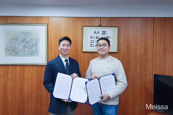 김영훈 메이사 대표(사진 오른쪽)와 김일한 대성엠디아이 전무이사가 업무협약을 체결하고 기념사진을 찍고 있다/사진제공=메이사