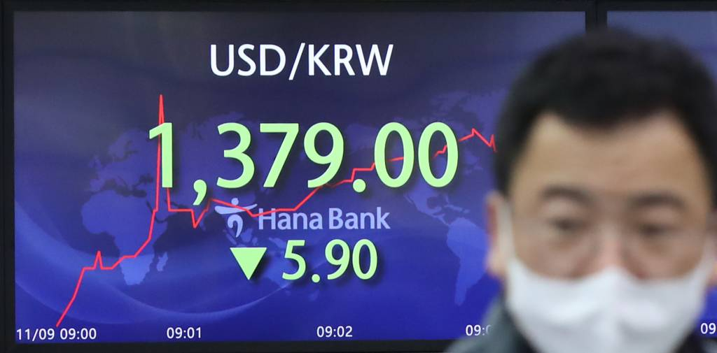 [서울=뉴시스] 조수정 기자 = 9일 서울 외환시장에서 원·달러 환율은 전 거래일(1384.9원)보다 8.9원 내린 1376.0원에 개장했다.  9일 오전 서울 중구 하나은행 딜링룸에 지수가 표시되고 있다. 2022.11.09.