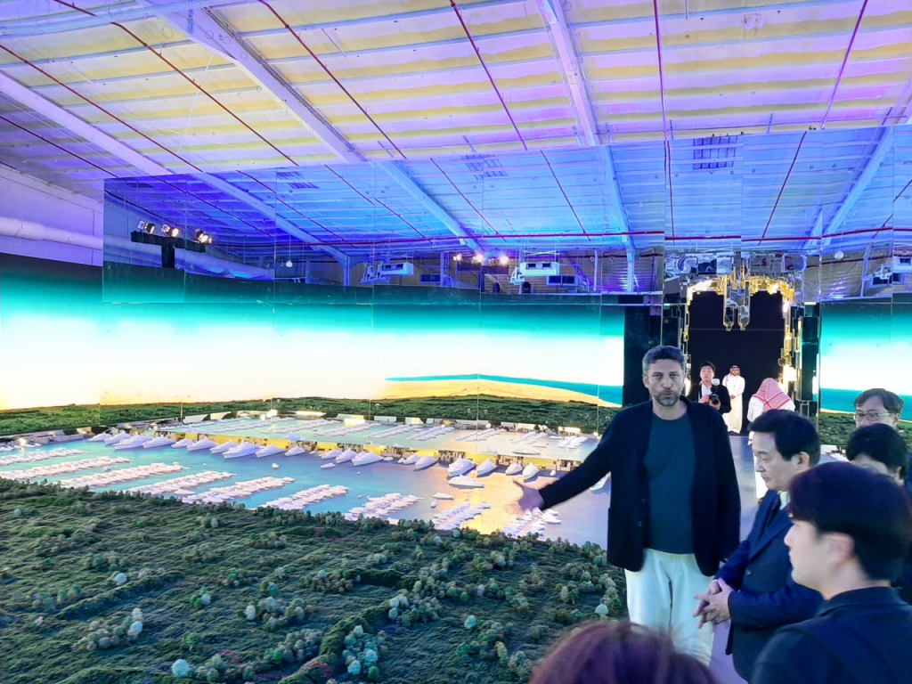 더라인 설계를 맡은 타렉 캇두미가 네옴시티 전시회에서 원희룡 국토교통부 장관에게 사업 브리핑을 하고 있다. /사진=이소은 기자