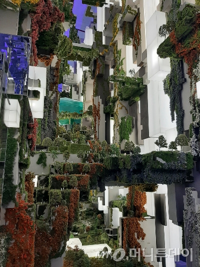 더라인 완공 후 모습을 재현해놓은 구조물. 2개의 고층 빌딩 사이가 얼기설기 연결돼있다. /사진=이소은 기자