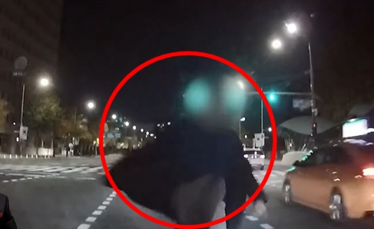 지난 2일 밤 12시쯤 서울 영등포구 6차선 도로에서 무단횡단을 하던 한 취객이 차량에 발길질을 하고 사이드미러를 주먹으로 내려치는 일이 벌어졌다./사진='한문철TV'