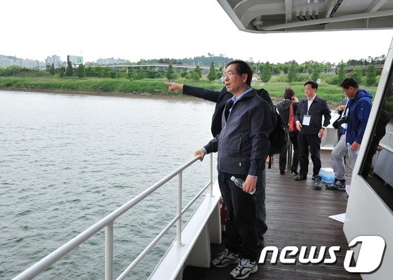 2012년 5월 박원순 전 서울시장이 한강 정책투어를 위해 한강시민위원회 등 전문가들과 한강 홍보선에 탑승해 시찰을 하고 있다 /사진=뉴스1 