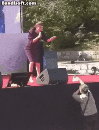 행사에서 노래를 부르던 가수 송가인에게 다가가 용돈을 건네는 할머니 팬 / 사진=온라인 커뮤니티