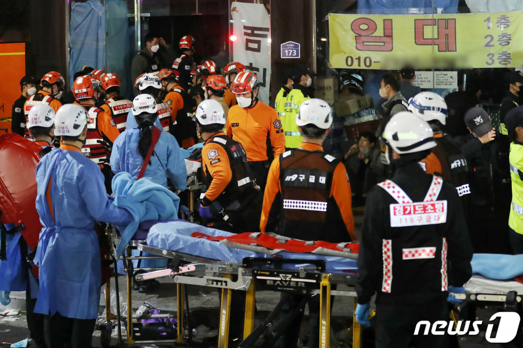 지난달 30일 새벽 서울 용산구 이태원 일대에서 의료진과 구급대원들이 압사 사고 사망자들을 이송하기 위해 대기하고 있다./사진=뉴스1