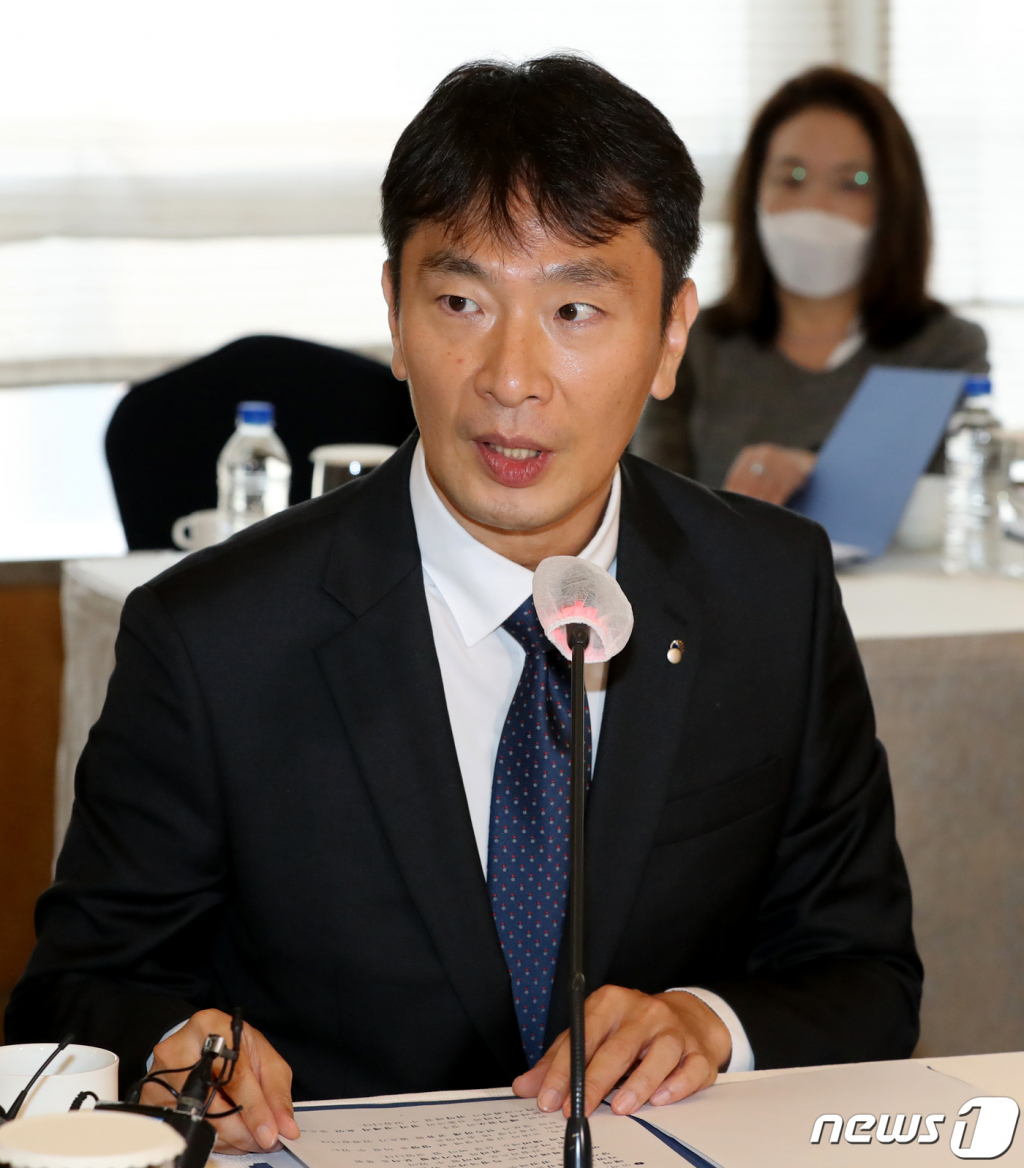 (서울=뉴스1) 장수영 기자 = 이복현 금융감독원장이 10일 서울 중구 롯데호텔에서 열린 글로벌 금융시장 리스크 점검 및 금융회사 해외진출 지원 간담회에서 모두 발언을 하고 있다. 2022.11.10/뉴스1  Copyright ? 뉴스1. All rights reserved. 무단 전재 및 재배포 금지.