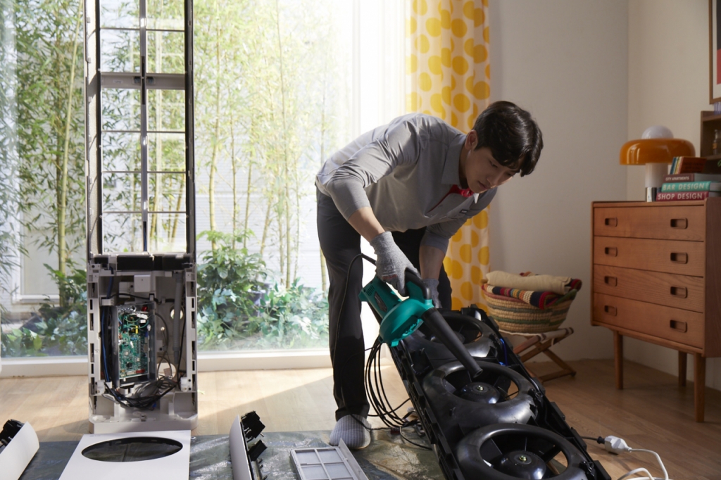 LG전자가 가전을 구입한 후 사용하는 동안 차별화된 고객경험을 제공하기 위해 제품 관리, 세척, 이전 등의 서비스를 통합한 「LG 베스트 케어」를 14일 선보인다. 사진은 LG전자 서비스 전문가가 에어컨을 분해해 고압분사 세척, 스팀 살균, 탈취 처리하는 등 가전 세척서비스를 실시하고 있는 모습. /사진제공=LG전자