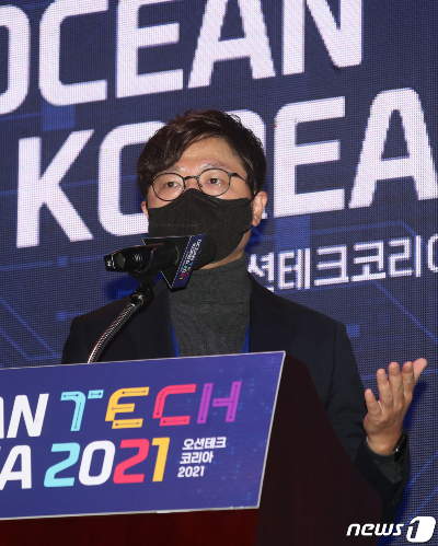 (부산=뉴스1) 여주연 기자 = 김범주 유니티코리아 본부장이 11일 오전 부산 동구 초량동 아스티호텔에서 열린 '오션테크 코리아 2021'행사에서 메타버스 현상과 관련 기술의 활용을 주제로 기조발표를 하고 있다. 2021.11.11/뉴스1  