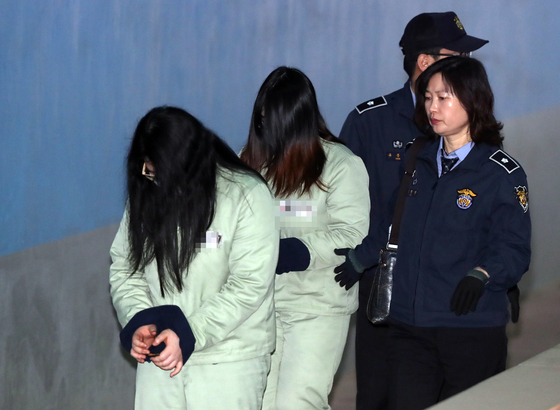 = '인천 초등생 살인사건' 주범 김모양과 공범 박모양이 19일 오전 서울 서초구 서울고등법원에서 열린 살인방조 등 항소심 7회 공판에 출석하고 있다. 2018.3.19/뉴스1  