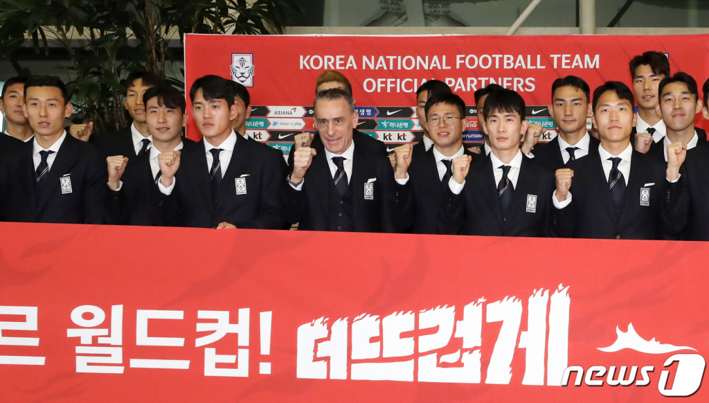 파울루 벤투 감독이 이끄는 대한민국 축구 국가대표팀이 13일 오후 인천국제공항에서 카타르 월드컵 참가를 위해 도하로 출국 전 선전을 다짐하며 파이팅을 외치고 있다. /사진=뉴스1