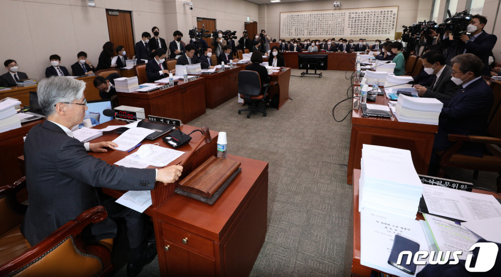 2020년 5월 20일 서울 여의도 국회에서 열린 20대 국회의 마지막 법제사법위원회 전체회의에서 여상규 법사위원장이 회의를 주재하며 의사봉을 두드리고 있다. 2020.5.20/뉴스1  