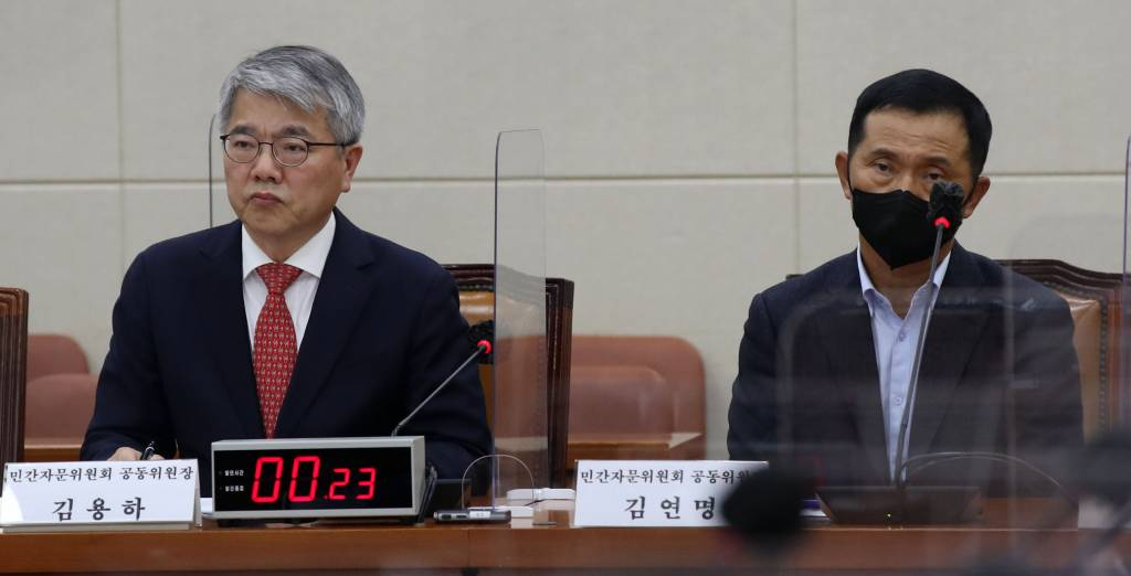 김용하(왼쪽), 김연명 민간자문위원회 공동위원장이 16일 오후 서울 여의도 국회에서 열린 연금개혁특위 2차 회의에 출석해 자리에 앉아 있다. /사진=뉴시스. 2022.11.16.