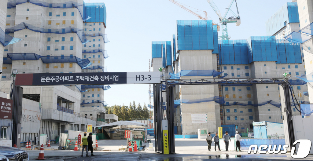 (서울=뉴스1) 박지혜 기자 = 17일 오전 재건축 공사가 재개된 서울 강동구 둔촌주공 공사현장에서 관계자들이 분주하게 움직이고 있다. 이날 공사비 증액 갈등으로 공사가 중단됐던 둔촌주공 아파트 재건축(새 단지명 '올림픽파크포레온') 사업이 약 6개월 만에 재개됐다. 2022.10.17/뉴스1 Copyright ? 뉴스1. All rights reserved. 무단 전재 및 재배포 금지.