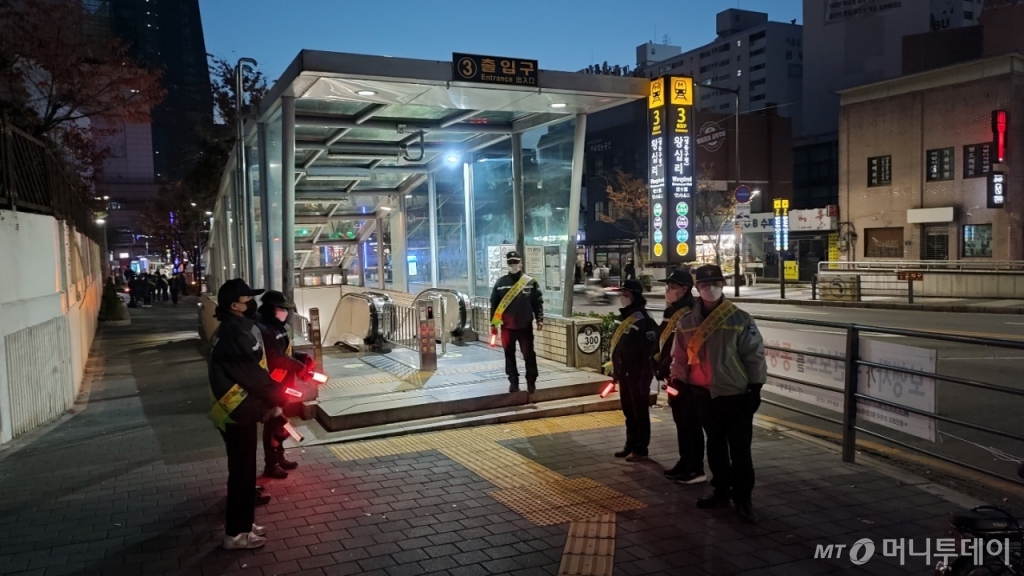 17일 오전 6시 30분, 서울 성동구 지하철 2호선 왕십리역 3번 출구 앞에서 자율방범대 회원들이 수험생에게 고사장을 안내하고 있다. /사진=정세진 기자 
