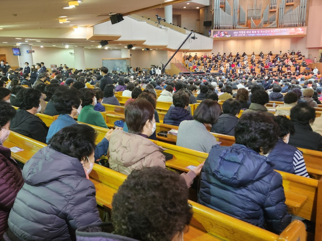 17일 서울 영등포구 여의도 순복음 교회 '2022 가정과 자녀 축복 및 추수감사 특별새벽기도회'에 참석한 사람들이 예배를 앞두고 기도하고 있다./사진=최지은 기자