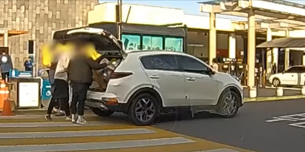 지난 13일 오후 3시쯤 경남 함안에 있는 함안휴게소에서 청년 무리가 쓰레기 3봉지와 박스더미 등을 무단투기했다./사진=한문철TV