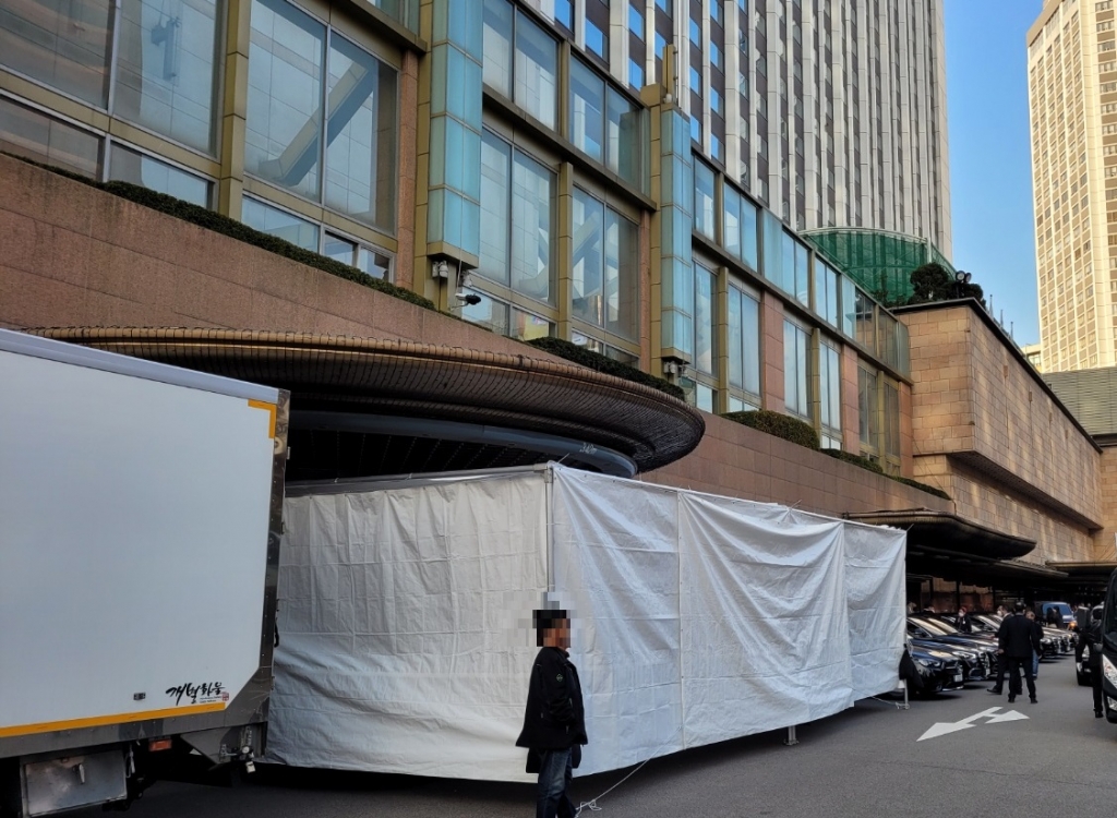 17일 오전 무함마드 빈 살만 사우디아라비아 왕세자가 머무르는 서울 중구 소공동 롯데호텔에 시선을 차단하기 위한 흰색 가림막이 쳐져 있다. / 사진 = 오진영 기자