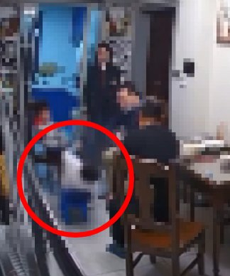 지난 5일 중국 난징시에 사는 루모씨(33)가 자신의 아들을 다치게 했다는 이유로 아들과 같은 유치원에 다니는 A군(5)의 집을 찾아가 뺨을 때리는 모습 / 사진=웨이보