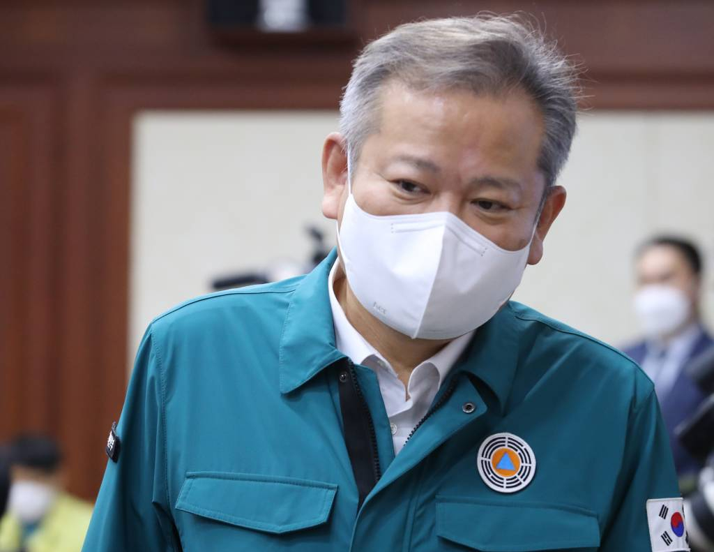 [서울=뉴시스] 김명원 기자 = 이상민 행정안전부 장관이 16일 오전 서울 종로구 정부서울청사에서 열린 이태원 사고 및 코로나19 중앙재난안전대책본부(중대본) 회의에 참석하고 있다. 2022.11.16.