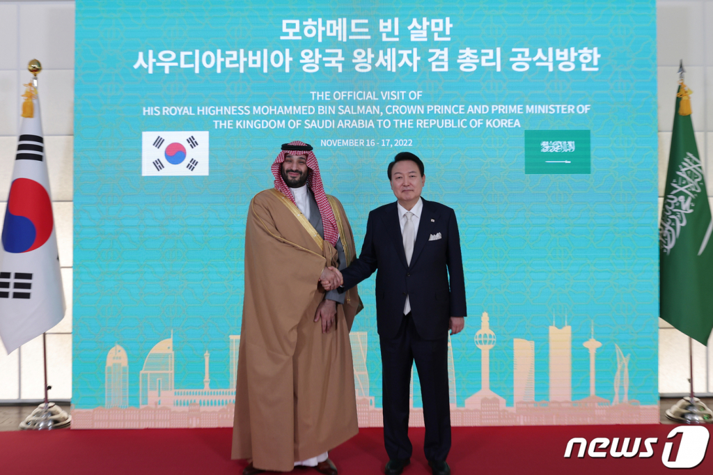 윤석열 대통령이 17일 무함마드 빈 살만 사우디아라비아 왕세자 겸 총리와의 회담에서 기념 촬영을 하고 있다. /사진=뉴스1(대통령실 제공)