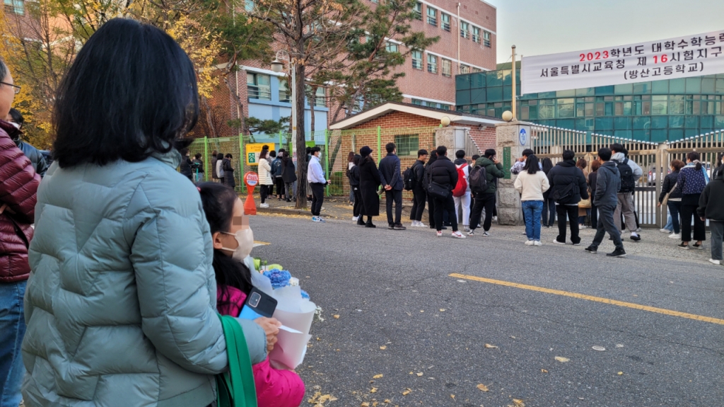 2023학년도 대학수학능력시험일인 17일 오후 4시40분쯤 서울 송파구 방산고 앞. 구은미씨(46)가 딸과 함께 꽃다발을 들고 수험생 아들을 기다리는 모습./사진=김도균 기자