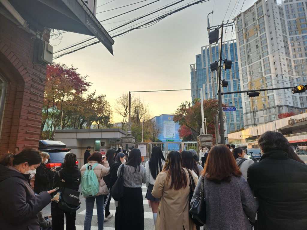 이날 오후 4시32분쯤 서울 서초구 서초동의 서초고등학교 앞에 수험생을 기다리는 학부모와 아이돌그룹 팬들이 모여 있다./사진=박수현 기자