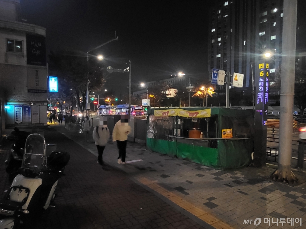 2023학년도 대학수학능력시험이 치러진 17일 오후 9시15분쯤 노량진역 6번 출구 앞에 있는 재수종합학원 앞 포장마차가 평소보다 일찍 문을 닫은 모습. /사진=김미루 기자