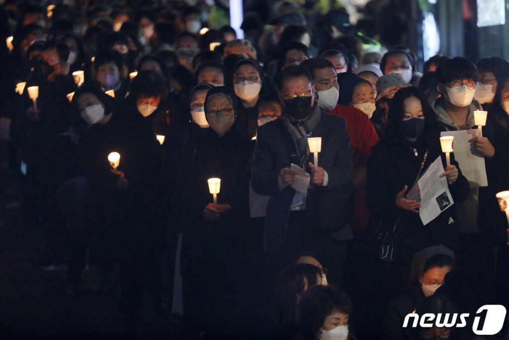 (서울=뉴스1) 박세연 기자 = 14일 오후 중구 서울파이낸스센터 앞에서 천주교정의구현전국사제단 주최로 열린 용산 이태원 참사 희생자를 위한 추모미사에 참석한 시민들이 촛불을 들고 있다. 2022.11.14/뉴스1  Copyright ? 뉴스1. All rights reserved. 무단 전재 및 재배포 금지.
