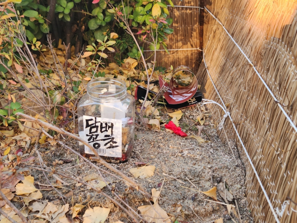 18일 서울 용산구 삼각지역 인근 상가 앞에 놓인 재떨이. 이날 오후 4시 철도노조 집회·시위를 마치고 버려진 플랜카드가 재떨이 옆에 놓여있다. /사진=박상곤 기자