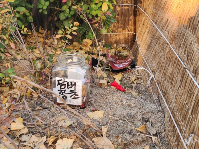 18일 서울 용산구 삼각지역 인근 상가 앞에 놓인 재떨이. 이날 오후 4시 철도노조 집회·시위를 마치고 버려진 플랜카드가 재떨이 옆에 놓여있다. /사진=박상곤 기자