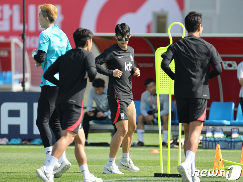 파울루 벤투 감독이 이끄는 대한민국 축구 국가대표팀 주장 손흥민이 지난 17일 오전(현지시간) 카타르 도하 알에글라 트레이닝센터에서 훈련을 하고 있다. /사진=뉴스1