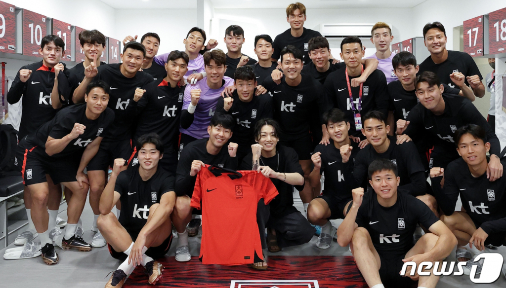 그룹 방탄소년단(BTS) 정국이 지난 19일(현지시간) 카타르 월드컵 대한민국 축구 국가대표팀 훈련장을 방문해 선수들과 기념촬영을 하고 있다. /사진=뉴스1, 대한축구협회 제공