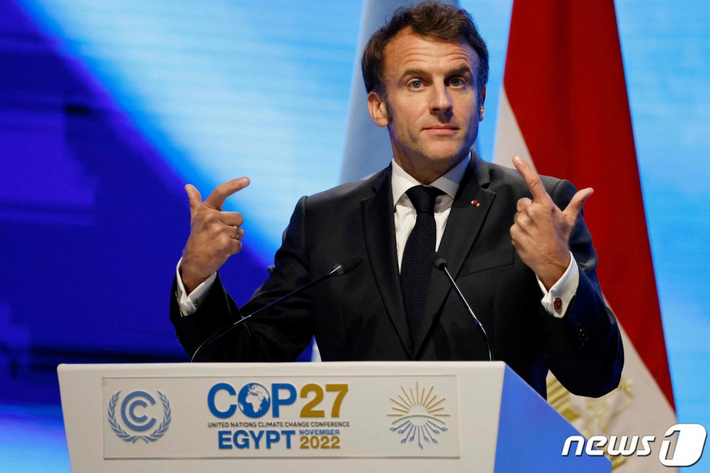 (샤름 엘 셰이크 AFP=뉴스1) 우동명 기자 = 에마뉘엘 마크롱 프랑스 대통령이 7일(현지시간) 이집트 샤름 엘 셰이크에서 열린 제27차 유엔 기후변화 협약 당사국 회의(COP27) 정상회의에 참석해 연설을 갖고 "러시아의 우크라이나 침공으로 기후변화에 대한 각국의 다짐이 바뀌면 안 된다"고 밝히고 있다. ⓒ AFP=뉴스1 Copyright ? 뉴스1. All rights reserved. 무단 전재 및 재배포 금지.