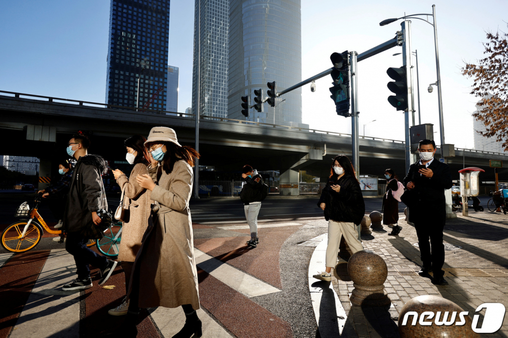 (베이징 로이터=뉴스1) 임세원 기자 = 21일(현지시간) 베이징 시민들이 마스크를 쓴 채 신호등을 건너고 있다. 중국 국가위생위원회는 이날 기준 코로나19 일일 확진자가 2만7095명을 넘어서는 등 코로나 감염세가 빠르게 확산하고 있다고 발표했다. ⓒ 로이터=뉴스1 Copyright ? 뉴스1. All rights reserved. 무단 전재 및 재배포 금지.