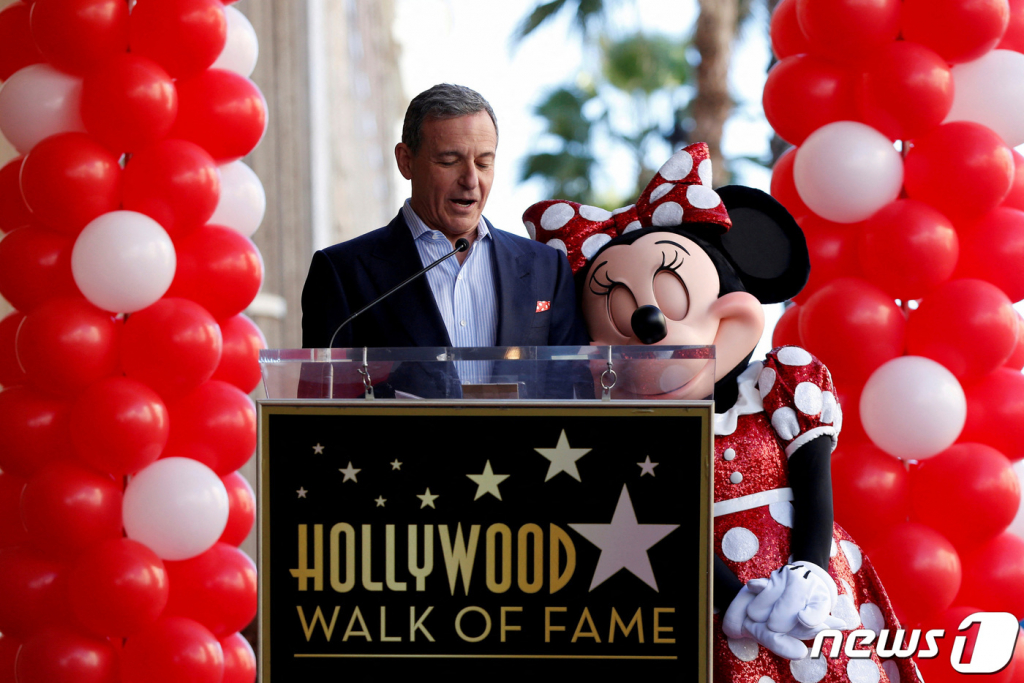 (LA 로이터=뉴스1) 김예슬 기자 = 지난 2018년 1월22일(현지시간) 미국 캘리포니아주(州) 로스앤젤레스의 할리우드 명예의 거리에서 연설 중인 밥 아이거 디즈니 최고경영자(CEO). ⓒ 로이터=뉴스1 Copyright ? 뉴스1. All rights reserved. 무단 전재 및 재배포 금지.