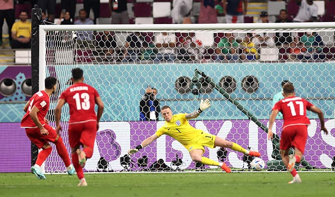 21일(한국시간) 카타르 도하 칼리파 국제 스타디움에서 열린 잉글랜드 대 이란의 2022 카타르 월드컵 조별리그 B조 1차전에서 이란 타레미가 페널티 지점에서 두 번째 골을 기록하는 모습. /로이터=뉴스1