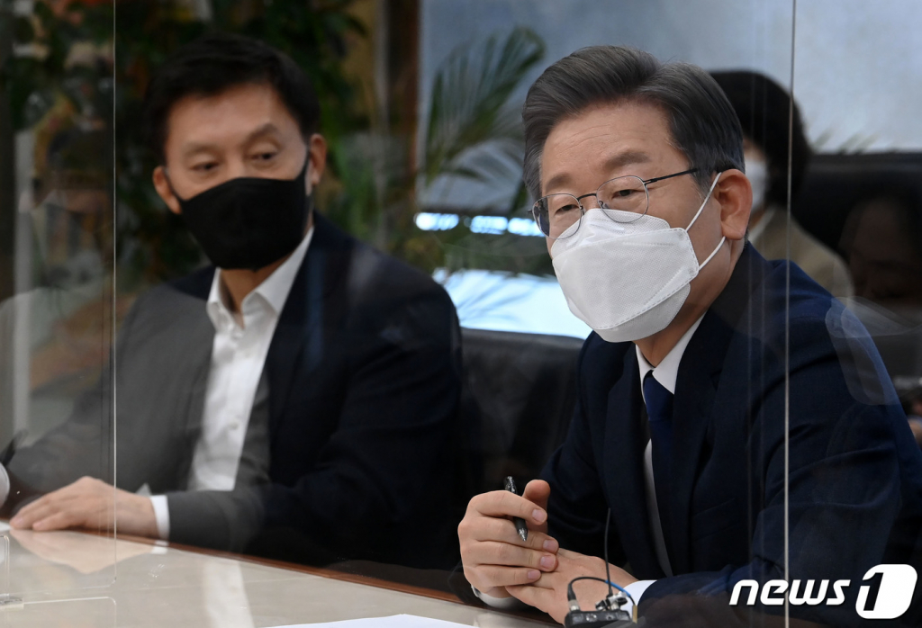 (서울=뉴스1) 국회사진취재단 = 이재명 더불어민주당 대선후보가 3일 서울 서초구 삼성경제연구소에서 열린 간담회에서 인사말을 하고 있다. 왼쪽은 차문중 삼성경제연구소 소장. 2021.12.3/뉴스1  