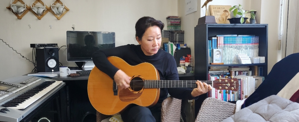 데뷔곡 '빗물'로 혜성처럼 나타난 '여자 김정호' 채은옥. 그의 허스키한 음색과 깊고 굵은 창법은 자연스럽게 김정호의 그것을 따라한 결과물이다. /사진=김고금평 기자