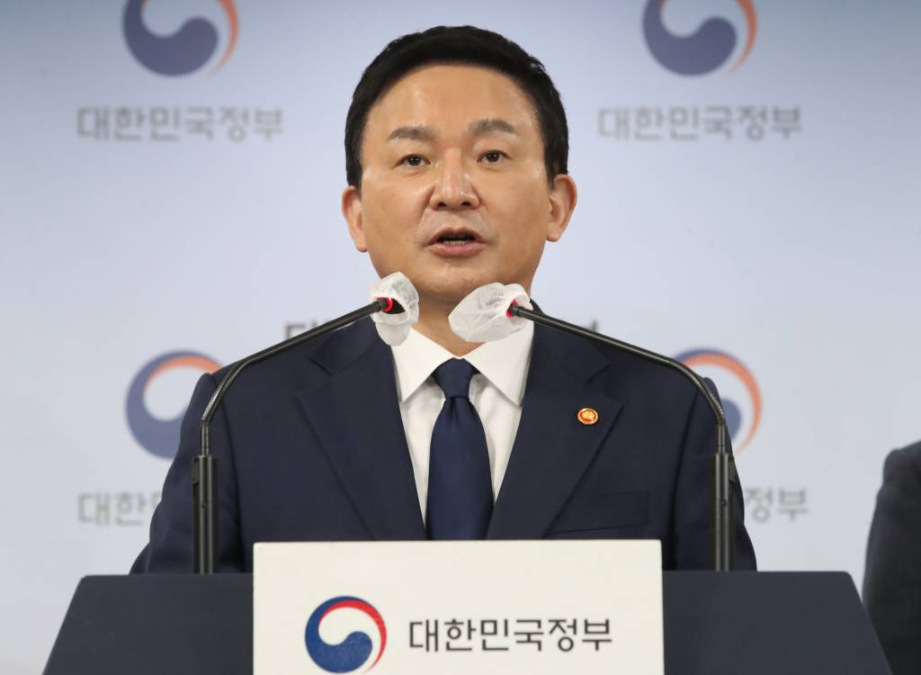 [서울=뉴시스] 김명원 기자 = 원희룡 국토교통부 장관이 22일 서울 종로구 정부서울청사에서 열린 화물연대 집단 운송거부 관련 브리핑에서 화물연대 집단운송거부 관련 대응방안에 대해 발표하고 있다. 2022.11.22.