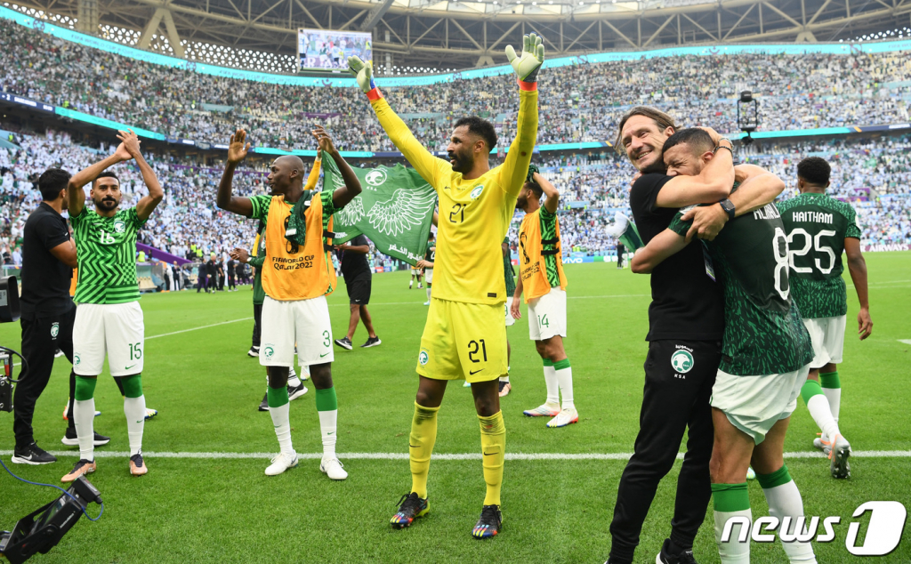 (루사일 로이터=뉴스1) 임세원 기자 = 22일(현지시간) 오후 카타르 루사일 스타디움서 열린 월드컵 조별리그 C조 1차전에서 아르헨티나에 2-1로 승리한 사우디아라비아 팀이 기뻐하고 있다. 이날 경기에서 사우디아라비아는 아르헨티나를 2-1로 이기는 대이변이 일으키며 28년 만에 16강 진출 가능성을 키웠다  ⓒ 로이터=뉴스1  Copyright ? 뉴스1. All rights reserved. 무단 전재 및 재배포 금지.