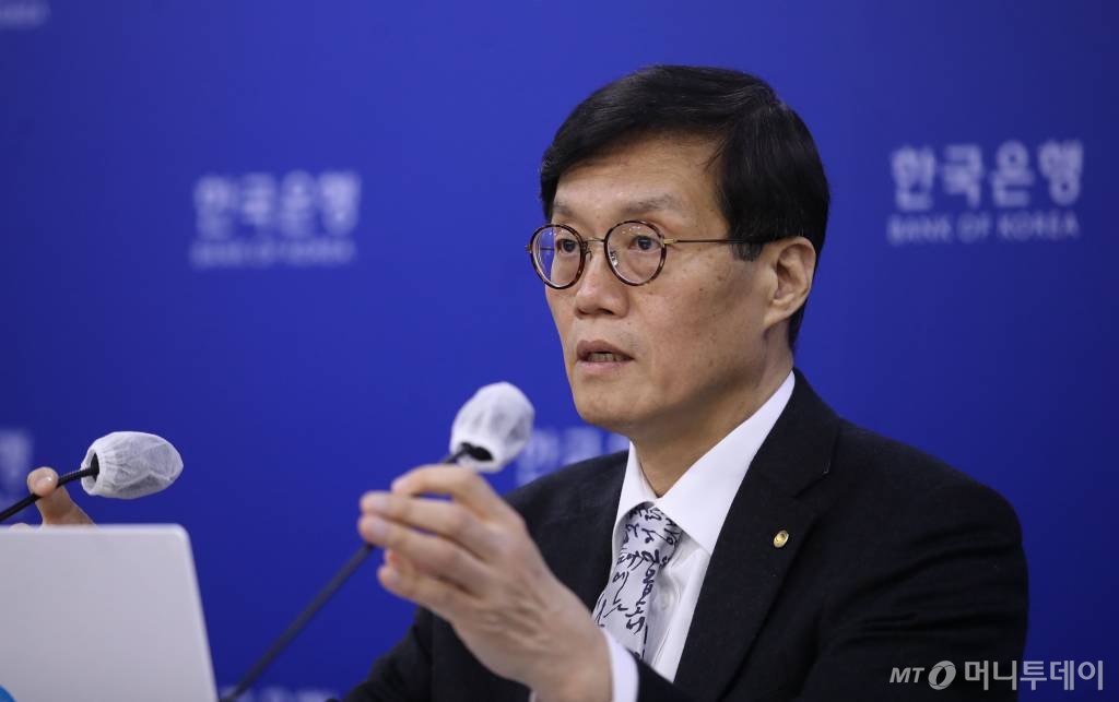 이창용 한국은행 총재가 24일 오전 서울 중구 세종대로 한국은행에서 브리핑실에서 이날 열린 금통위 통화정책방향회의 결과에 대해 설명을 마친 뒤 취재진의 질문에 답하고 있다. 금통위는 이날 회의에서 현재 연 3.00%인 기준금리를 3.25%로 0.25%포인트 올렸다. <사진공동취재단> /사진=사진공동취재단