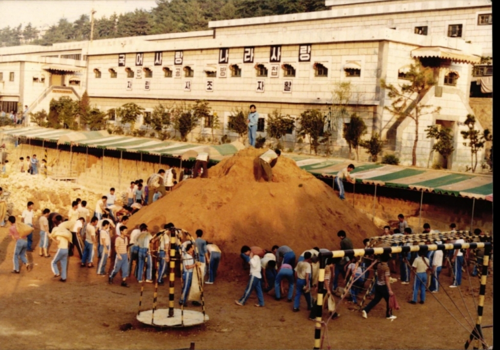 형제복지원의 옛모습. 황정복씨는 9살에 형제복지원으로 끌려가자마자 10㎏이 넘는 모래가마를 짊어지고 다녔다./사진제공=형제복지원 피해자 황정복 씨