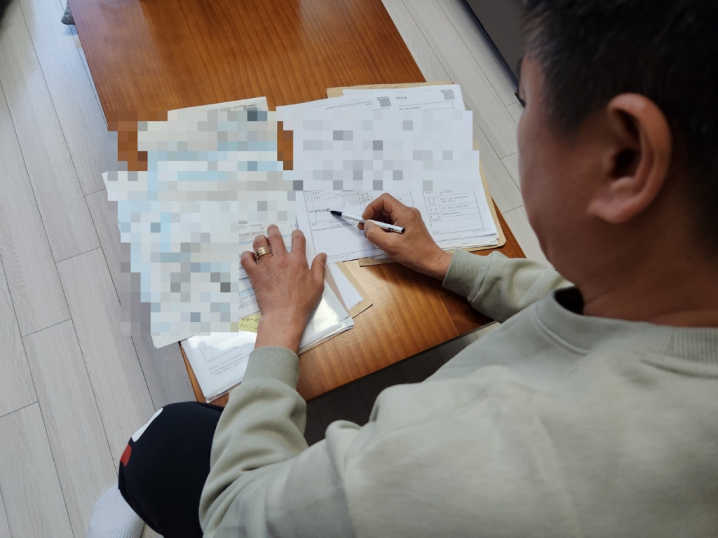 주민등록등본과 원적을 비교하고 있는 황정복씨. 원적 상 황정복씨는 1966년생이지만, 주민등록 상 황씨는 형제복지원에서 기입한 1968년으로 등록돼있다. /사진=박상곤 기자