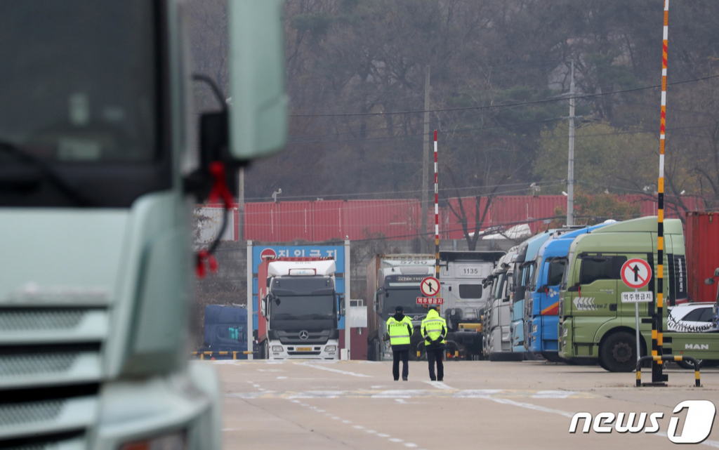 (의왕=뉴스1) 김영운 기자 = 민주노총 공공운수노조 화물연대본부가 무기한 총파업에 돌입한 24일 오전 경기 의왕시 의왕ICD제1터미널에 화물차들이 주차돼 있다.  화물연대는 이날부터 서울, 경기, 인천 등 전국 16개 본부에서 안전운임제 일몰제 폐지, 안전운임 차종·품목 확대 등을 요구하는 동시 총파업 출정식을 열고 총파업에 돌입한다. 2022.11.24/뉴스1  Copyright ? 뉴스1. All rights reserved. 무단 전재 및 재배포 금지.