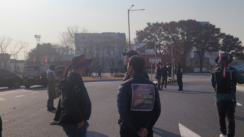  전국민주노동조합총연맹(민주노총) 공공운수노조 화물연대본부(화물연대)가 총파업에 들어간 24일 오후 5시쯤. 경기 의왕시 의왕내륙컨테이너기지(ICD) 2터미널 앞. 컨테이너를 싣고 트레일러 1대가 진입하고 있지만 조합원들이 별다른 제지를 하지 않는 모습./사진=김도균 기자