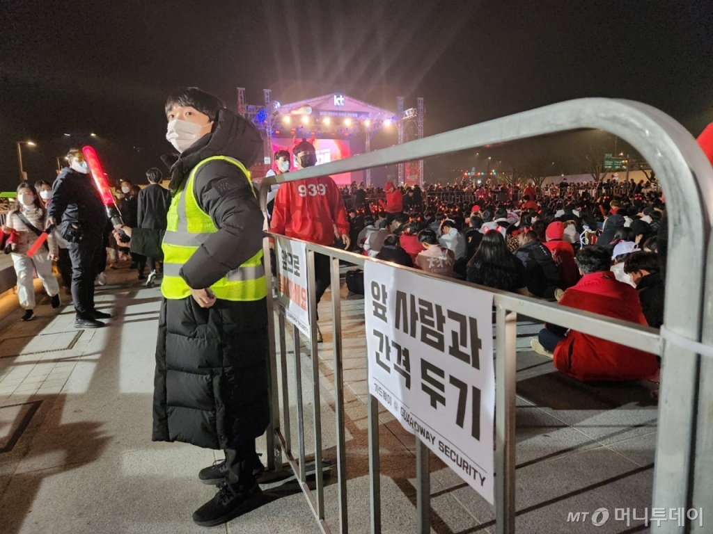 2022 카타르 월드컵 조별리그 H조 1차전 대한민국과 우루과이의 경기가 열린 24일 밤 서울 광화문 광장엔 철제펜스로 응원구역을 나누고 안전요원이 배치됐다./사진=박상곤 기자