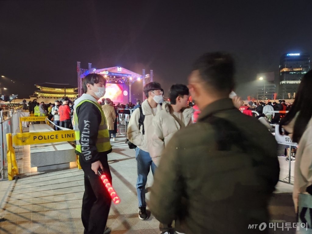 2022 카타르 월드컵 조별리그 H조 1차전 대한민국과 우루과이의 경기가 열린 24일 밤 9시쯤 보안요원이 시민 이동을 안내하고 있다. /사진=박상곤 기자