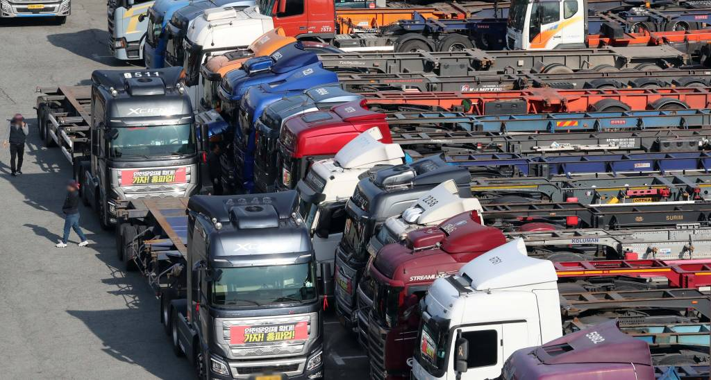 민주노총 공공운수노조 화물연대본부가 총파업에 돌입한 지난 24일 부산 남구의 한 주차장에 운행을 멈춘 화물차가 줄지어 서 있다. /사진=뉴시스