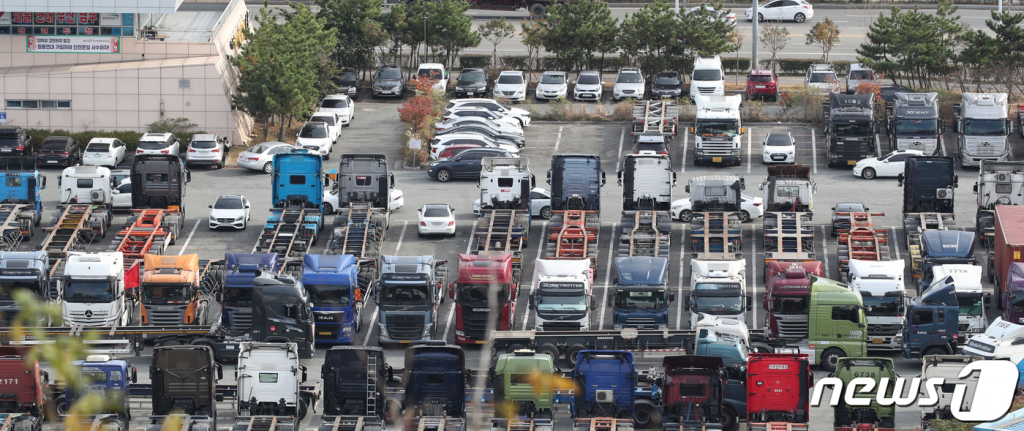 (부산=뉴스1) 김영훈 기자 = 민주노총 공공운수노조 화물연대본부 무기한 총파업 이틀째인 25일 오후 부산 남구 용당부두 부근 화물차휴게소에 화물차들이 주차되어 있다. 2022.11.25/뉴스1  Copyright ? 뉴스1. All rights reserved. 무단 전재 및 재배포 금지.