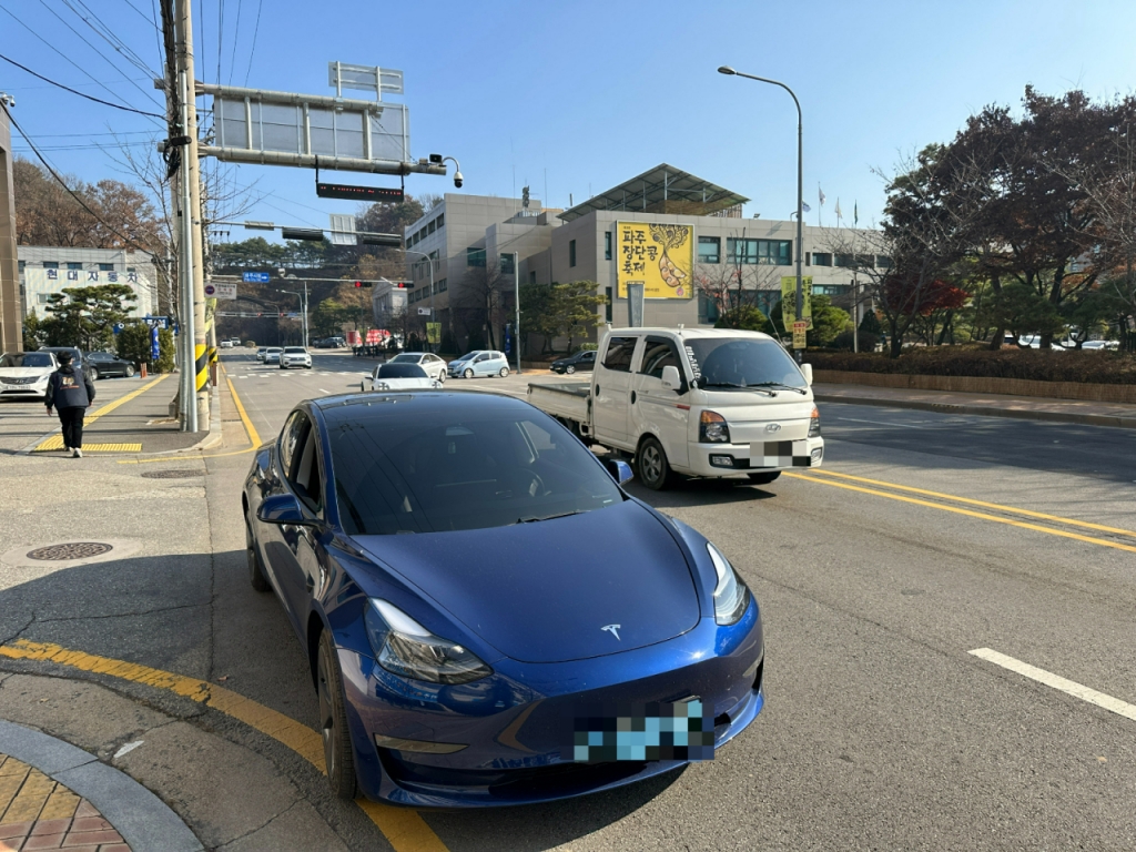 28일 오전 11시쯤 경기도 파주시의 한 도로에 불법주정차 차량이 주차돼있다/사진=이강준 기자